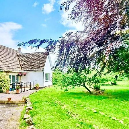 Three Bedroom Rural, Relaxing And Peaceful,Dogs Welcome! With Cymru Holidays Abergavenny Bagian luar foto