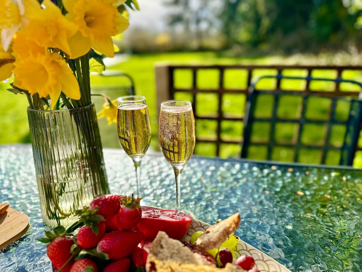 Three Bedroom Rural, Relaxing And Peaceful,Dogs Welcome! With Cymru Holidays Abergavenny Bagian luar foto